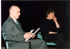 Jacek Guz (z prawej) na spotkaniu autorskim w Ośrodku "Brama Grodzka - Teatr NN"