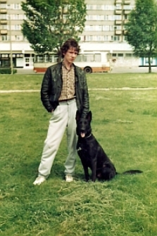 Jacek Guz z ukochanym psem Dżinem. Lublin, Kalinowszczyzna, lata 90-te