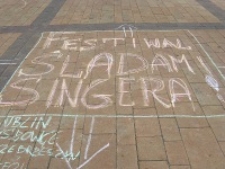 Przygotowania do korowodu podczas festiwalu Śladami Singera w J&oacute;zefowie.