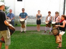 Przygotowania do korowodu podczas festiwalu Śladami Singera w J&oacute;zefowie.