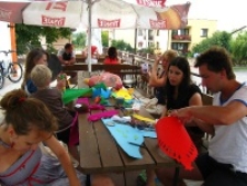 Przygotowania do korowodu podczas festiwalu Śladami Singera w J&oacute;zefowie.