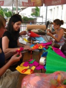 Przygotowania do korowodu podczas festiwalu Śladami Singera w J&oacute;zefowie.