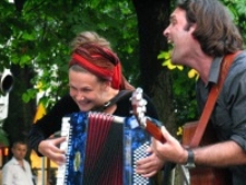 Koncert przy ławeczce Singera podczas festiwalu Śladami Singera w Biłgoraju.