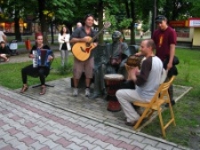 Koncert przy ławeczce Singera podczas festiwalu Śladami Singera w Biłgoraju.