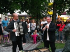 Koncert przy ławeczce Singera podczas festiwalu Śladami Singera w Biłgoraju.