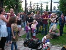 Koncert przy ławeczce Singera podczas festiwalu Śladami Singera w Biłgoraju.