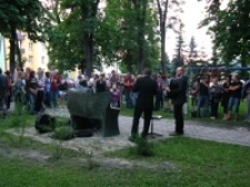 Koncert przy ławeczce Singera podczas festiwalu Śladami Singera w Biłgoraju.