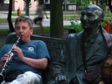 Koncert przy ławeczce Singera podczas festiwalu Śladami Singera w Biłgoraju.