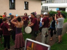 Przygotowania do korowodu podczas festiwalu Śladami Singera w J&oacute;zefowie.