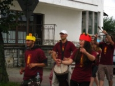 Przygotowania do korowodu podczas festiwalu Śladami Singera w J&oacute;zefowie.