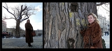 Renata Sarnowska przy lubelskim Baobabie na Placu Litewskim