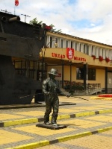 Figura Jaszy Mazura przed urzędem miasta w Biłgoraju