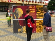 Wystawa festiwalu Śladami Singera przy rynku w Biłgoraju.