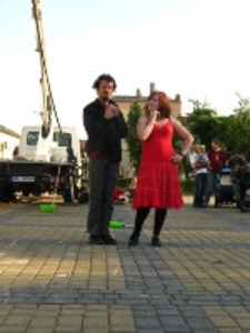 Pokaz sztuki cyrkowej podczas festiwalu Śladami Singera w Biłgoraju