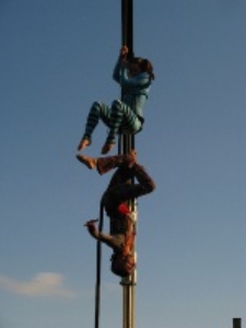 Pokaz sztuki cyrkowej podczas festiwalu Śladami Singera w Biłgoraju