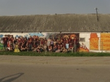 Uczestnicy festiwalu Śladami Singera na tle graffiti w Tyszowcach