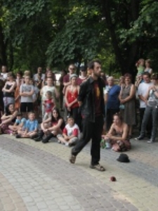 Pokaz sztuki cyrkowej podczas festiwalu Śladami Singera w Tyszowcach