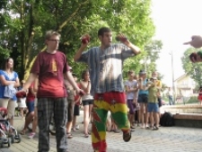 Pokaz sztuki cyrkowej podczas festiwalu Śladami Singera w Tyszowcach