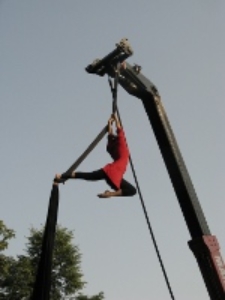 Pokaz sztuki cyrkowej podczas festiwalu Śladami Singera w Tyszowcach