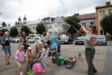 Pokaz sztuki cyrkowej podczas festiwalu Śladami Singera w Biłgoraju