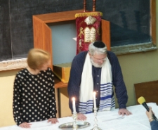 Theodore Bikel i Monika Adamczyk-Garbowska podczas symbolicznego Szabasu w Jesziwie Chachmej