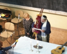 Theodore Bikel i Monika Adamczyk-Garbowska podczas Szabasu w Jesziwie
