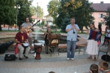 Pokaz sztuki cyrkowej podczas festiwalu Śladami Singera w Tyszowcach