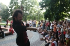 Pokaz sztuki cyrkowej podczas festiwalu Śladami Singera w Tyszowcach
