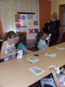 Zaczarowany Lublin 2013 - młodzież uczy się trudnej sztuki wykonywania wycinanek ludowych