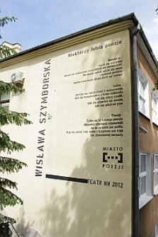 Mural na ścianie ZS nr 1 w Lublinie z wierszem Wisławy Szymborskiej