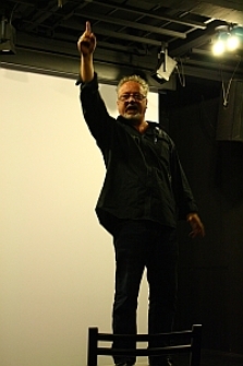 Maurice Tardieu podczas pr&oacute;by przed swoim występem