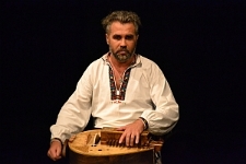Andrij Liaszuk podczas spektaklu "Opowieści lirnicze"