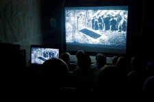 Zaczarowany lublin 2013 - uczestnicy pokazu oglądają legendę "O Aniele Zapomnienia"