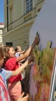 Zaczarowany Lublin 2013 - lubelska młodzież układa puzzle wielkoformatowe