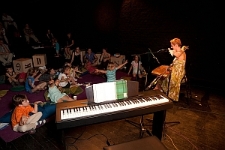 Ania Broda podczas występu dla najmłodszych