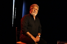 Yossi Alfi w spektaklu "One-way ticket"