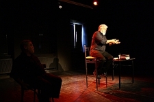 Karol Becker (z lewej) i Yossi Alfi podczas spektaklu "One-way ticket"