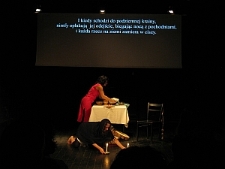 Veronica Racito i Barbara Crescimanno podczas spektaklu „Kwiaty, krew, ziarno. Demeter i Kora z wyspy”