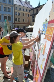 Zaczarowany Lublin 2013 - układanie wielkoformatowych puzzli na Starym Mieście w Lublinie