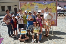 Zaczarowany Lublin 2013 - uczestnicy festiwalu przy ułożonej własnoręcznie planszy wielkoformatowych puzzli