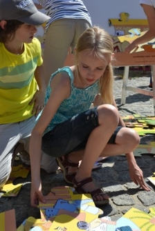 Zaczarowany Lublin 2013 - układanie puzzli na Starym Mieście w Lublinie