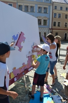 Zaczarowany Lublin 2013 - dzieci wsp&oacute;lnie układają wielkoformatowe puzzle