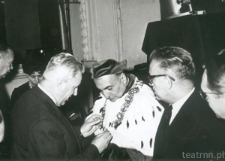 Rektor UMCS Grzegorz Seidler otrzymuje odznaczenie podczas inauguracji roku akademickiego w październiku 1964 roku