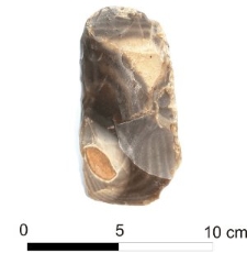Siekierka kultury puchar&oacute;w lejkowatych z krzemienia pasiastego