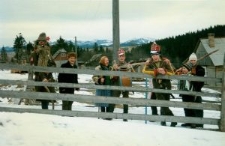 Ukraińska grupa kolędnicza we wsi Pletowate na Zakarpaciu, Boże Narodzenie (Rizdwo) 1994 (w kalendarzu gregoriańskim po Nowym Roku). Po lewej postać nawiązująca wyglądem do wędrownego dziada