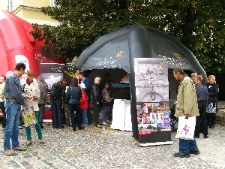 Mieszkańcy Lwowa oglądają prezentacje projektu "Lublin. Location 2.0" podczas Festiwalu Partnerstwa