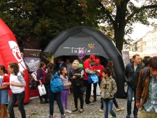 Mieszkańcy Lwowa oglądają prezentacje projektu "Lublin. Location 2.0" podczas Festiwalu Partnerstwa