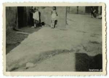 Hanna Starzyńska na podw&oacute;rku kamienicy przy ulicy Dolnej Panny Marii 18