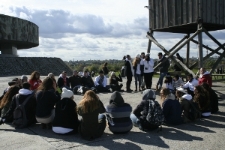 Ceremonia w Państwowym Muzeum na Majdanku, w kt&oacute;rej udział wzięli uczniowie z Zespołu Szk&oacute;ł Ekonomicznych im. A. i J. Vetter&oacute;w w Lublinie oraz Szkoły DROR z Lev Hasharon w Izraelu