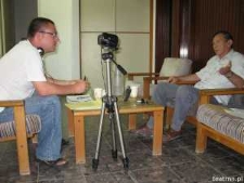 Pinchas Zayontz w trakcie nagrania relacji m&oacute;wionej